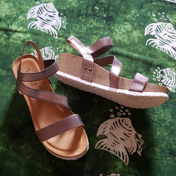 Via Veneto Shoes - Lightweight metallic elastic strap wedge sandals
